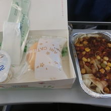 深セン⇒麗江　機内食　ジャージャー麺的な何か・ヨーグルト・パ