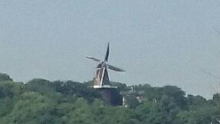 風車やプールがある公園