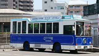 レトロな外観のバスで市内の観光散策ができます