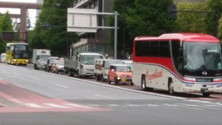 靖国神社の鳥居とお濠の緑を眺めながら上がる九段坂