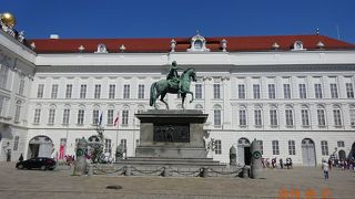 皇帝ヨーゼフ二世の騎馬像があります