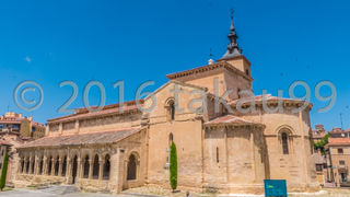 バスターミナルからローマ水道橋に向かう道沿いに建っている古い教会です。