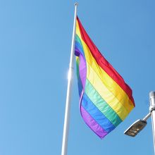 旗めくレインボーフラッグ