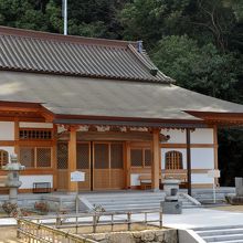 再建されたばかりの本堂