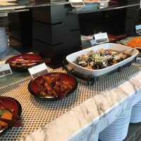 朝のブッフエ。沖縄料理やその他種類がたくさん。