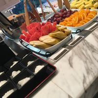 朝のブッフエ。フルーツもたくさん。