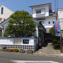 左が料亭。右が「りんすけ」の入口。