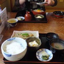 手前がじゃこ定食。向こうがたいめし。