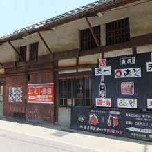 宣伝で埋め尽くされた外壁。ここは倉庫のようです。