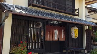 手作業でろうそくを作成しているところを見ることができます。