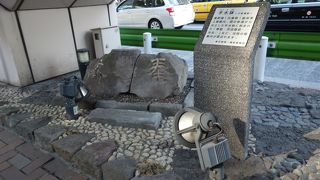 歩道橋の下にひっそり有りました