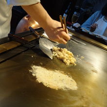 シェフの鮮やかな手さばきも見ものです。