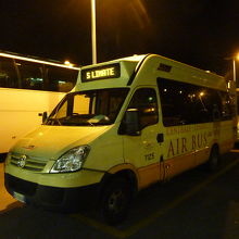 ミラノ中央駅行のミニバス