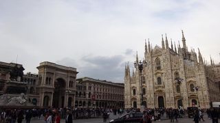 とにかく人と鳩がたくさん！