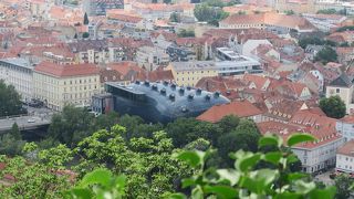 奇妙な形をした美術館です