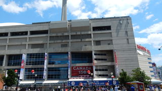 ブルージェイズの本拠地は開閉型ドーム球場