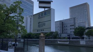 名所のそばを流れる