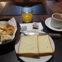 パンと飲み物だけですが自分には十分でした