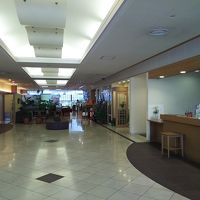 正面右にフロント、奥にレストラン