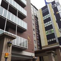 道路から数ｍくぼんだところがフロント