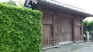 重厚な門がステキなのよー