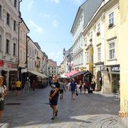 ミハエル門から旧市街の中心部に向かう通りです