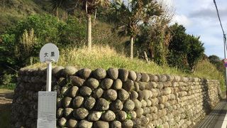 大里の玉石垣です