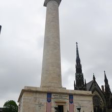 石畳に囲まれた記念塔です