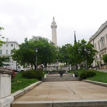 谷底から細長い公園を登った先に記念塔が見えます