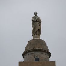 塔頂にはワシントンの像があります