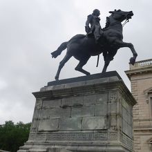 記念塔の前には騎馬像が置かれていました