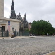 記念塔の周りは石畳になっています