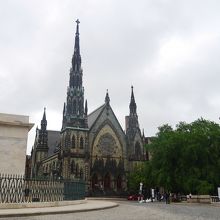 塔の後ろに大聖堂があり、その前がバス停です