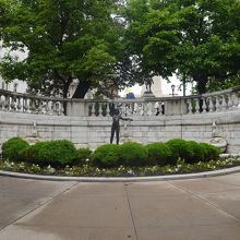 前の公園からは木立に遮られ、塔は見えなくなります