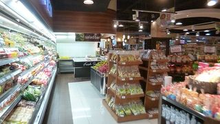 奥にはスーパーも併設。