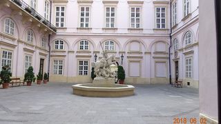 この中庭を通って、他の通りに移動することができます。