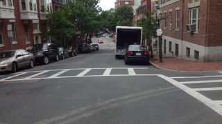 レンガの建物と雰囲気のある町並。