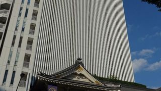 タワーの建設後も伝統的な歌舞伎座の建物は残っています