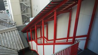 赤い差し色が趣ある階段