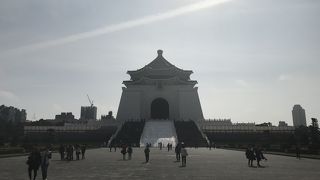 巨大で真っ白な建物