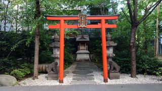 ビルの谷間の神社