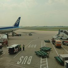 空港ターミナルから滑走路方面