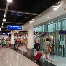 ターミナル内
