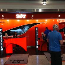 ドイツらしいSiXTレンタカーのカウンター