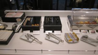 朝食のおにぎりと味噌汁