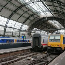 ホームに入るIntercity Direct