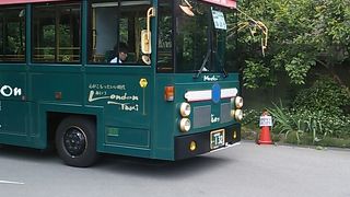 湯野上温泉駅10時00分発の便は基本的には湯野上温泉９時59分着の会津鉄道の会津田島行きの列車と接続しています 