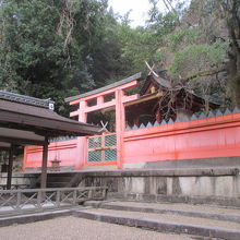 春日神社本殿と同じ朱色です