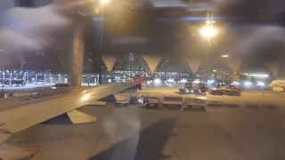深夜空港に到着、朝まで空港で過ごす
