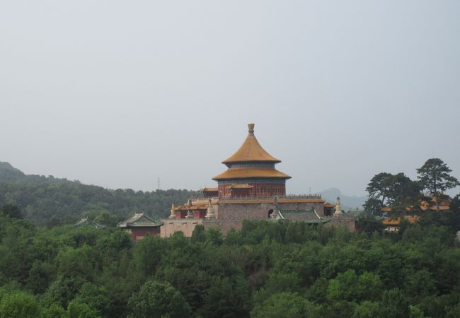 承徳の外八廟の中では、中国的な建築美を堪能すること出来るお寺です。